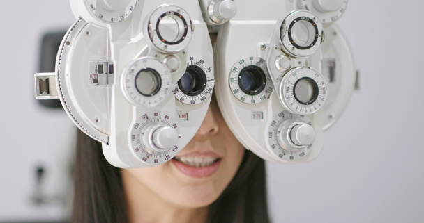 Donna con esame oculare
 - Foto, immagini