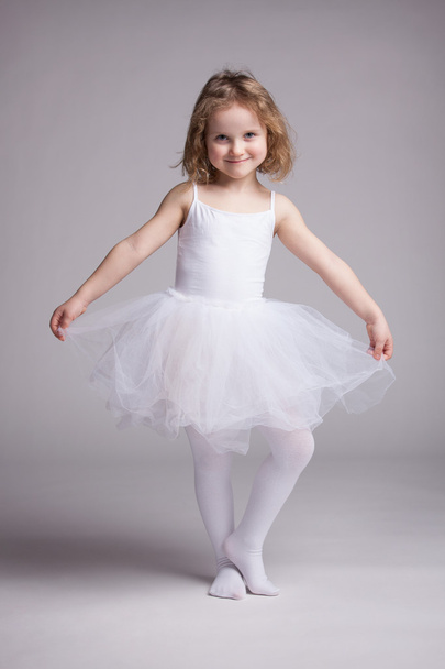 gelukkig meisje in jurk ballerina - Foto, afbeelding