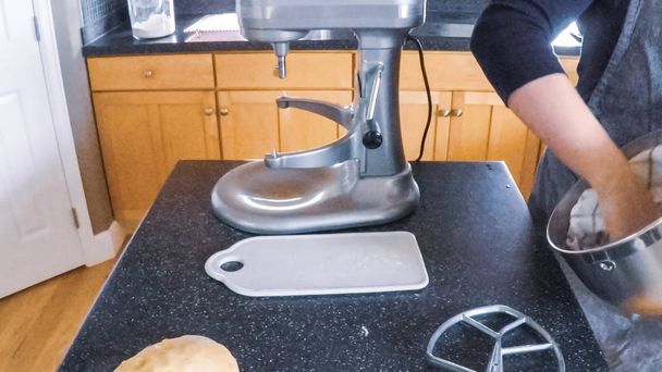 Stap voor stap. Vrouw bakken suiker koekjes in residentiële keuken. - Foto, afbeelding