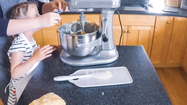 Βήμα-βήμα. Μητέρα και κόρη ψήσιμο μπισκότα ζάχαρης στην κουζίνα. - Φωτογραφία, εικόνα