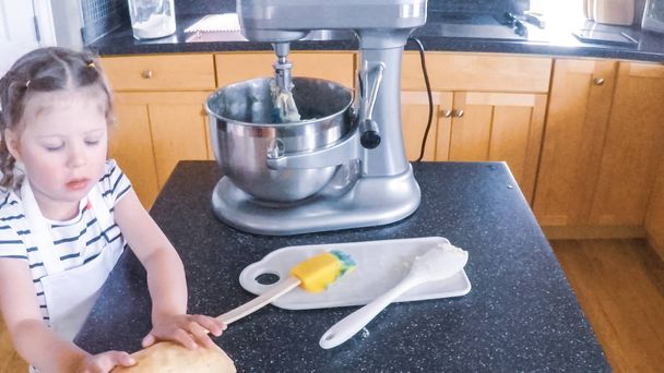 Βήμα-βήμα. Κοριτσάκι ψήσιμο μπισκότα ζάχαρης στην κουζίνα. - Φωτογραφία, εικόνα