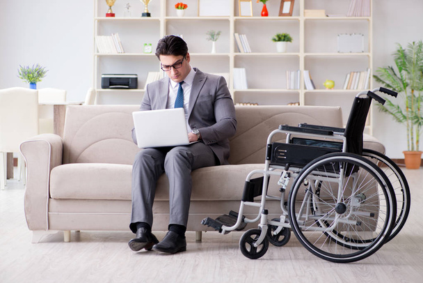 Юний бізнесмен на інвалідному візку працює вдома. - Фото, зображення