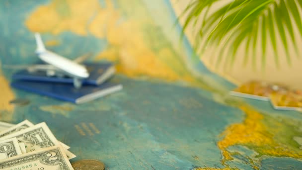 Tiempo para viajar concepto. Tema de vacaciones tropicales con mapa del mundo, pasaporte azul y avión. Preparándose para el día de fiesta, viaje
 - Metraje, vídeo