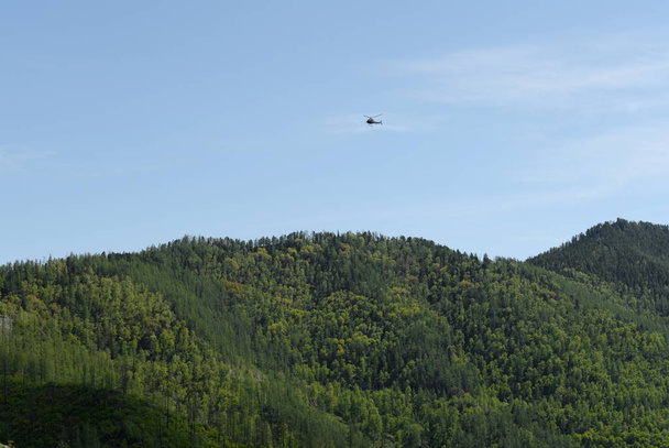  Helicóptero sobre o passe Chick-Taman. Montanha Altai
. - Foto, Imagem