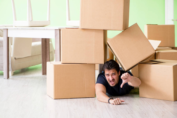 Man verhuizend huis met dozen - Foto, afbeelding