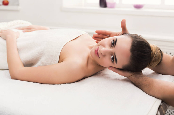 Femme obtenir classique dos et cou massage
 - Photo, image
