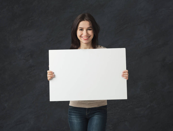 Młoda kobieta z biała kartka papieru - Zdjęcie, obraz