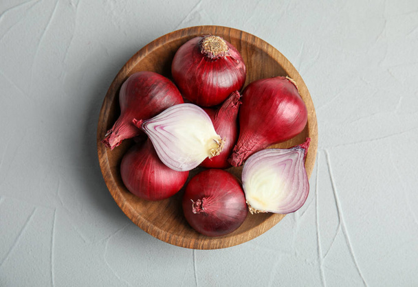 Plate with ripe red onions on table, top view - Fotografie, Obrázek