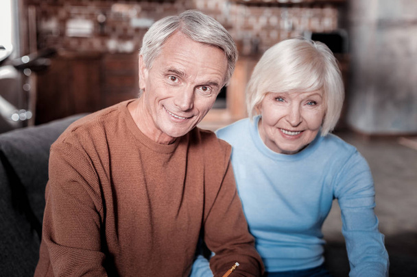 Porträt der hübschen Blondine, die neben Ehemann sitzt - Foto, Bild