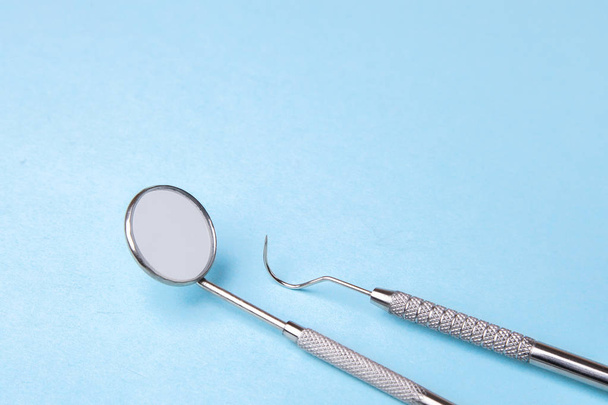 Instrumenty stomatologiczne. Dental lustro i sondy hak na niebiesko - Zdjęcie, obraz