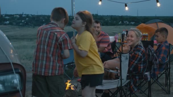Menschen mit Kindern spielen Scharaden auf dem Campingplatz - Filmmaterial, Video