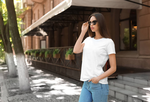 Young woman wearing white t-shirt on street - Fotografie, Obrázek
