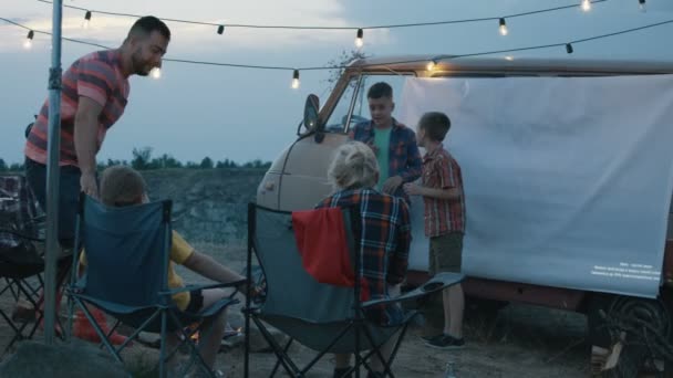 Personnes avec enfants jouant aux charades en camping
 - Séquence, vidéo
