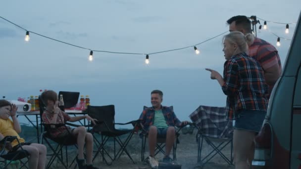 Personas con niños jugando charadas en el camping
 - Imágenes, Vídeo