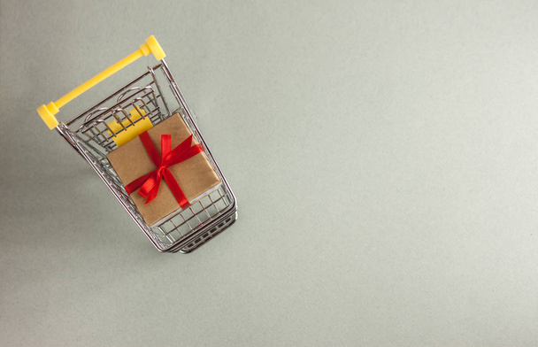 mini carrito de compras con cajas con regalos
 - Foto, imagen
