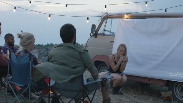 Diversos amigos rindo jogando charadas no acampamento
 - Filmagem, Vídeo