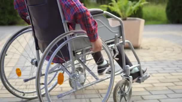 Close up de uma pessoa com deficiência que usa uma cadeira de rodas
 - Filmagem, Vídeo