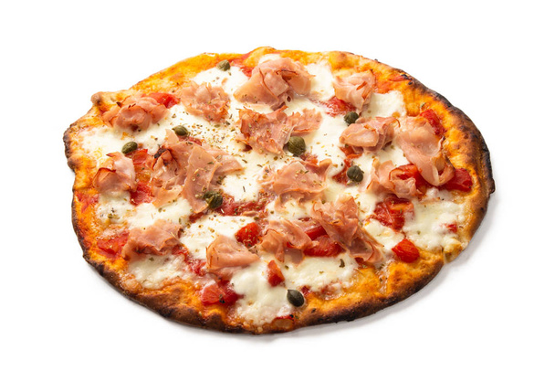 Pizza con jamón prosciutto cotto, mozzarella, salsa de tomate y alcaparras
 - Foto, imagen