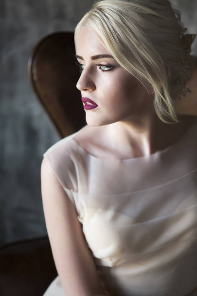 Portrait of beautiful young woman on dark background - Foto, Bild