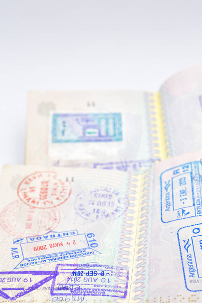 размытие и паспорт в белом фоне, как понятие путешествия и свободы много визы
 - Фото, изображение