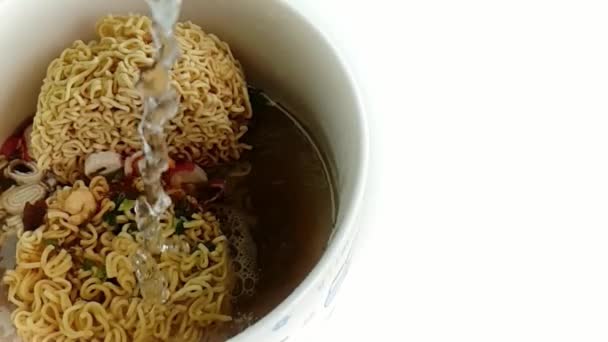Slow motion Pour warm water in een instant noodle in witte kom is fastfood en ongezond voedsel of vet concept - Video