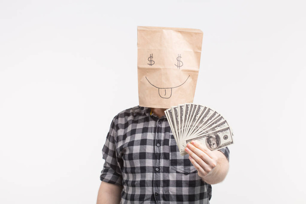 Mannen in happy paper bag masker met papieren facturen op witte achtergrond - Foto, afbeelding