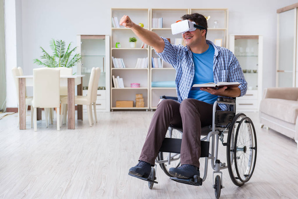 Estudiante discapacitado estudiando con gafas de realidad virtual - Foto, Imagen