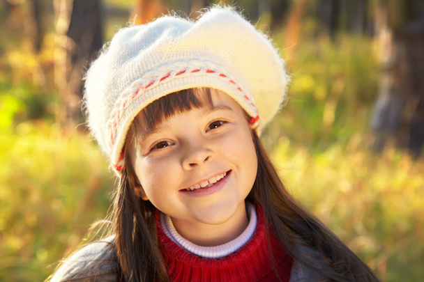 smiling girl in autumn - Fotografie, Obrázek