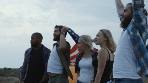Amigos viajantes com bandeira no penhasco
 - Filmagem, Vídeo