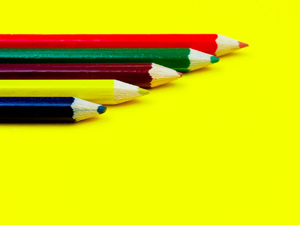 Buntstifte auf gelbem Hintergrund, Platz für Text. - Foto, Bild
