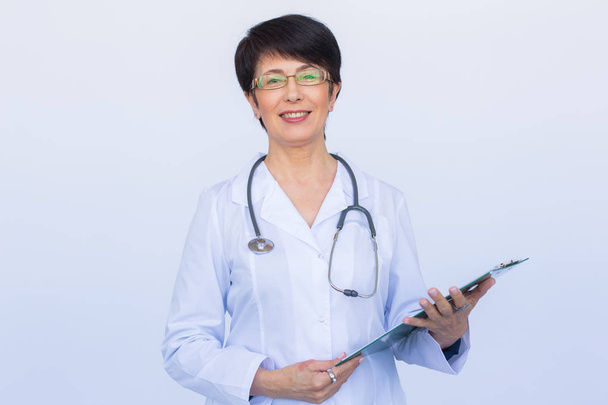 Lääkärin lääkäri nainen valkoisella taustalla
 - Valokuva, kuva