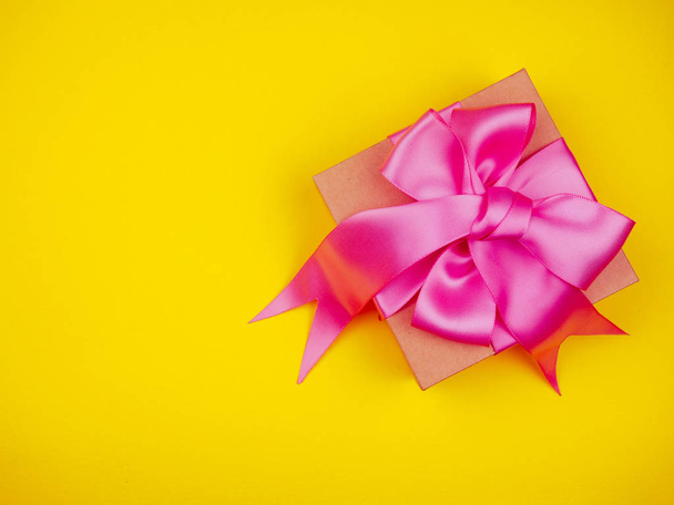 niedlich dekoriert Geschenk-Set Geschenk mit rosa Schleife authentisch auf weißem Hintergrund. - Foto, Bild