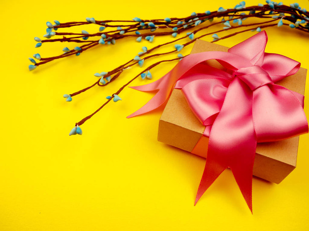 Милый украшенный подарок набор подарков с розовой лентой подлинным на белом фоне
. - Фото, изображение
