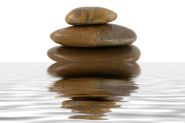 stos zen skały z odbicie wody - Zdjęcie, obraz