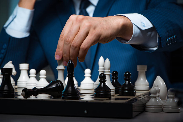 Podnikatel hraje šachy v konceptu strategie - Fotografie, Obrázek