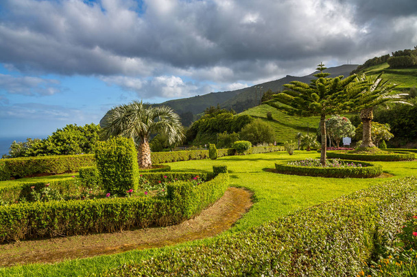 Экспозиция сделана на красивом острове Сао Фалуэль, Азорские острова, Португалия
 - Фото, изображение