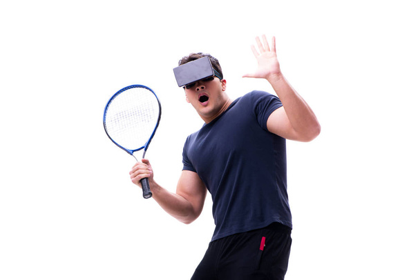 Man spelen met virtual reality bril op witte achtergrond - Foto, afbeelding