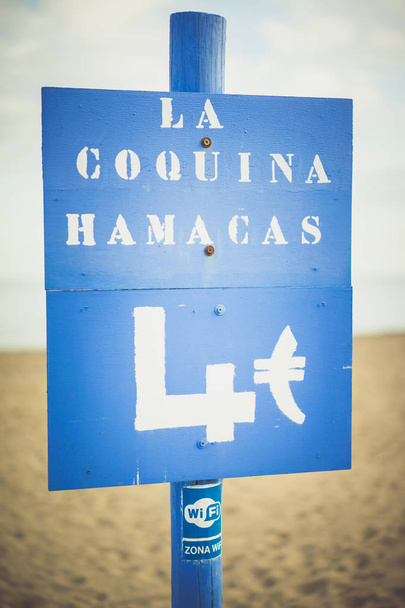 Blaue Plakatwand am Strand - Foto, Bild