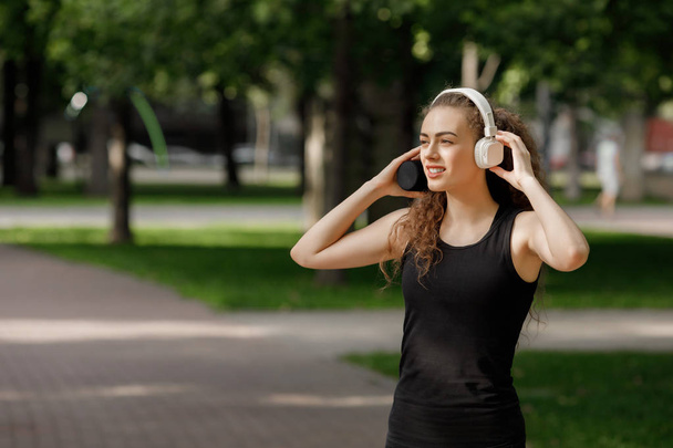 woman listening to music on headphones - Fotografie, Obrázek