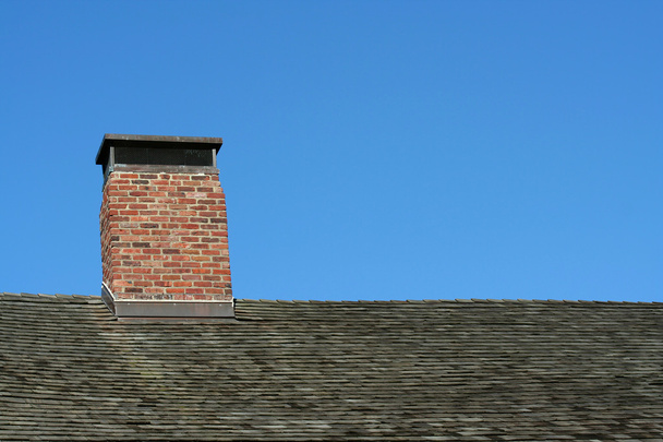 oud dak en schoorsteen met blauwe hemel - Foto, afbeelding
