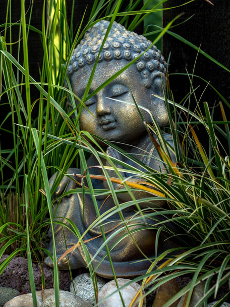 Dekoration Buddha-Statue wenig in einem Garten im Freien mit Gras sonnig bedeckt - Foto, Bild
