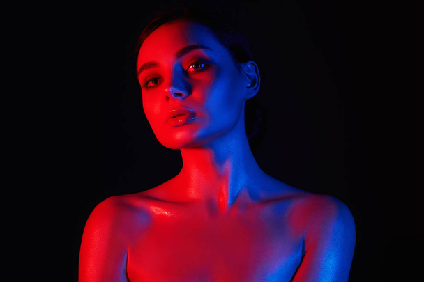 Güzellik renkli parlak ışıklar bir genç kadın. güzel kız makyaj ve vücut parlayan portresi - Fotoğraf, Görsel