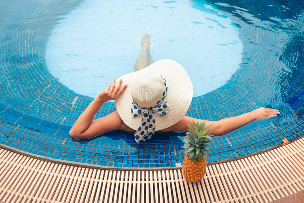 Summer concept, Asian woman relaxing in swimming pool. - Fotografie, Obrázek