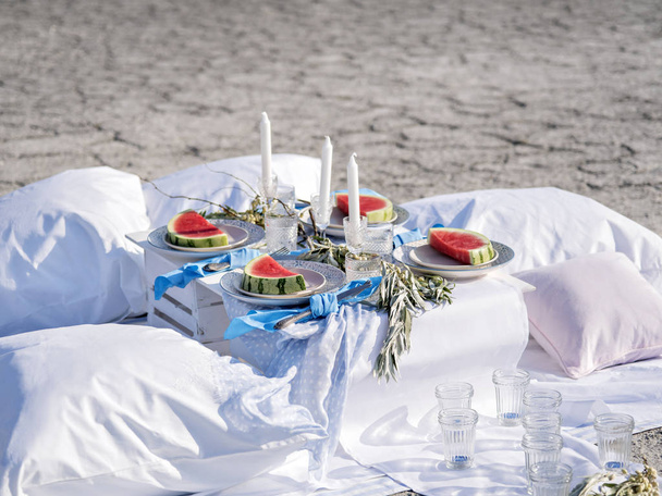 schöner gedeckter Tisch mit Obst am Meer. - Foto, Bild