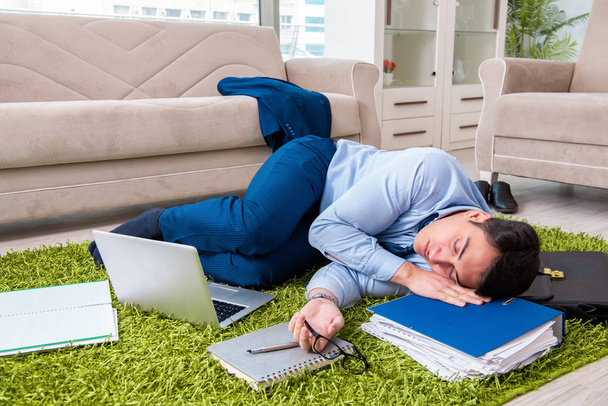 Уставший и измученный бизнесмен расслабляется после тяжелого дня - Фото, изображение