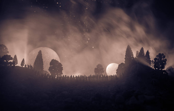 Silhouette d'une grande foule de personnes dans la forêt la nuit regardant à la pleine lune levante. Fond décoré avec ciel nocturne avec étoiles, lune et éléments d'espace. Concentration sélective. Monde surréaliste
 - Photo, image