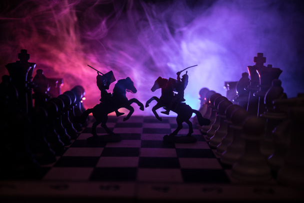 Średniowieczne bitwy sceny z kawalerii i piechoty na szachownicy. Koncepcja gry planszowe szachy pomysłów na biznes i pomysły konkurencji i strategii szachy dane na ciemnym tle z dymu i mgły. - Zdjęcie, obraz
