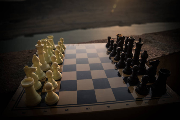 Šachy desková hra koncept podnikatelských nápadů a myšlenek konkurence a strategie. Šachové figurky na šachovnici venkovní slunce pozadí. Selektivní fokus - Fotografie, Obrázek