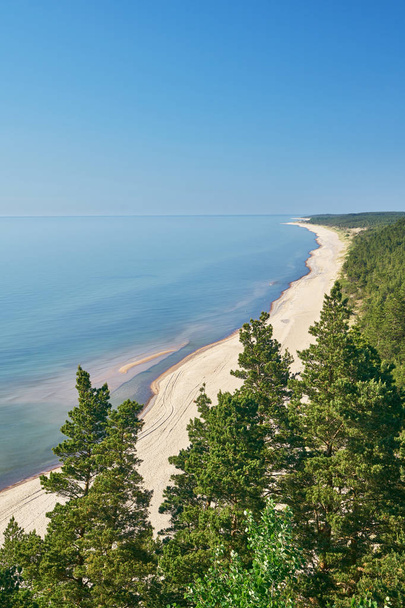 Mar Báltico, praia. Vista do farol. Letónia, Verão
 - Foto, Imagem