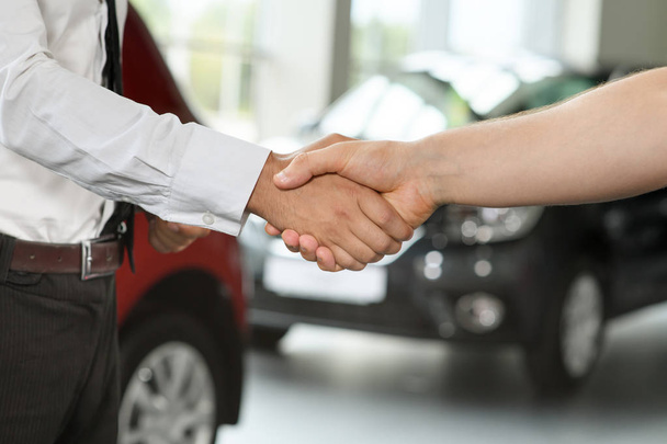 Handshake of salesman and client. They make a deal - Foto, imagen